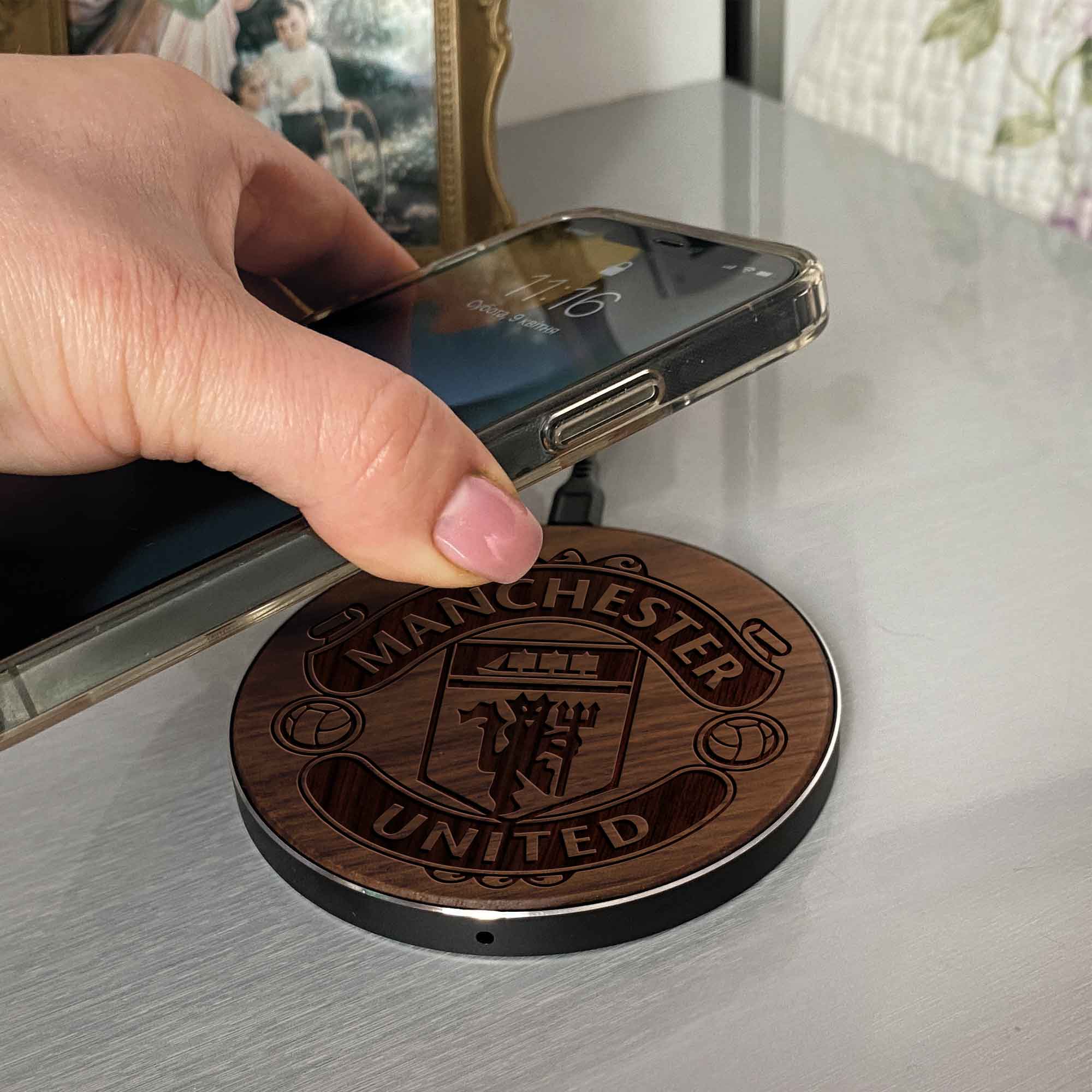 Wireless Fast Charger engraving Manchester football