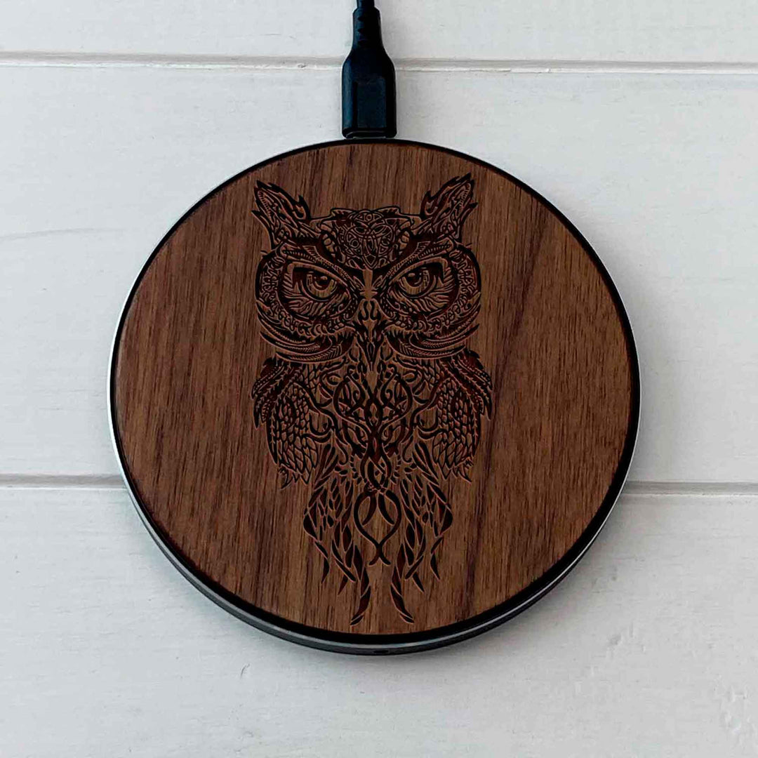 Wireless Fast Charger engraving Sova photo