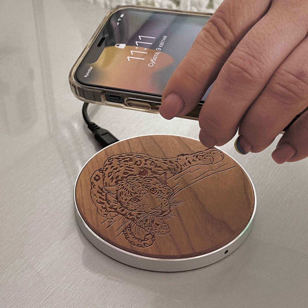 Wireless Fast Charger engraving Guepard photo №3
