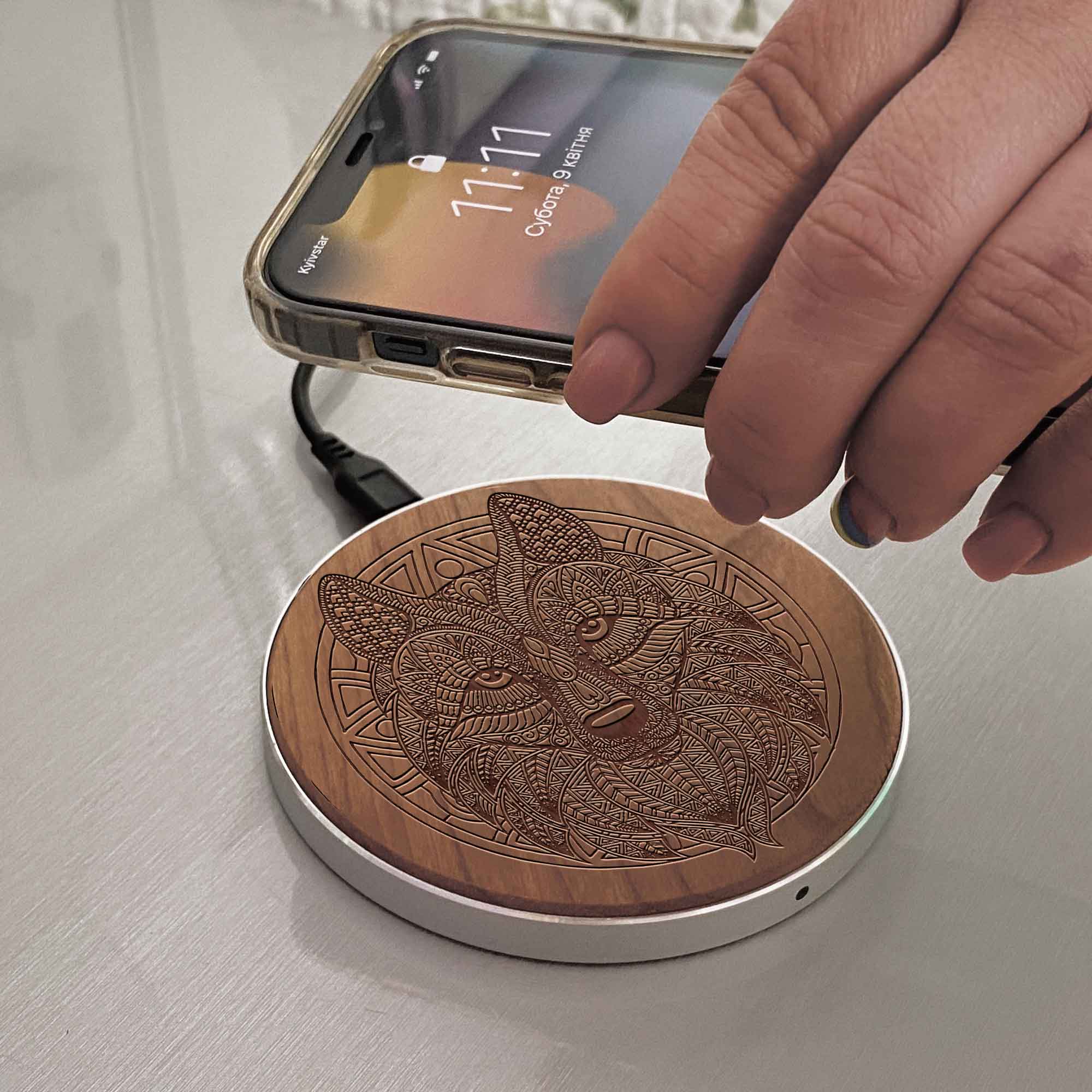 Wireless Fast Charger engraving Wolf