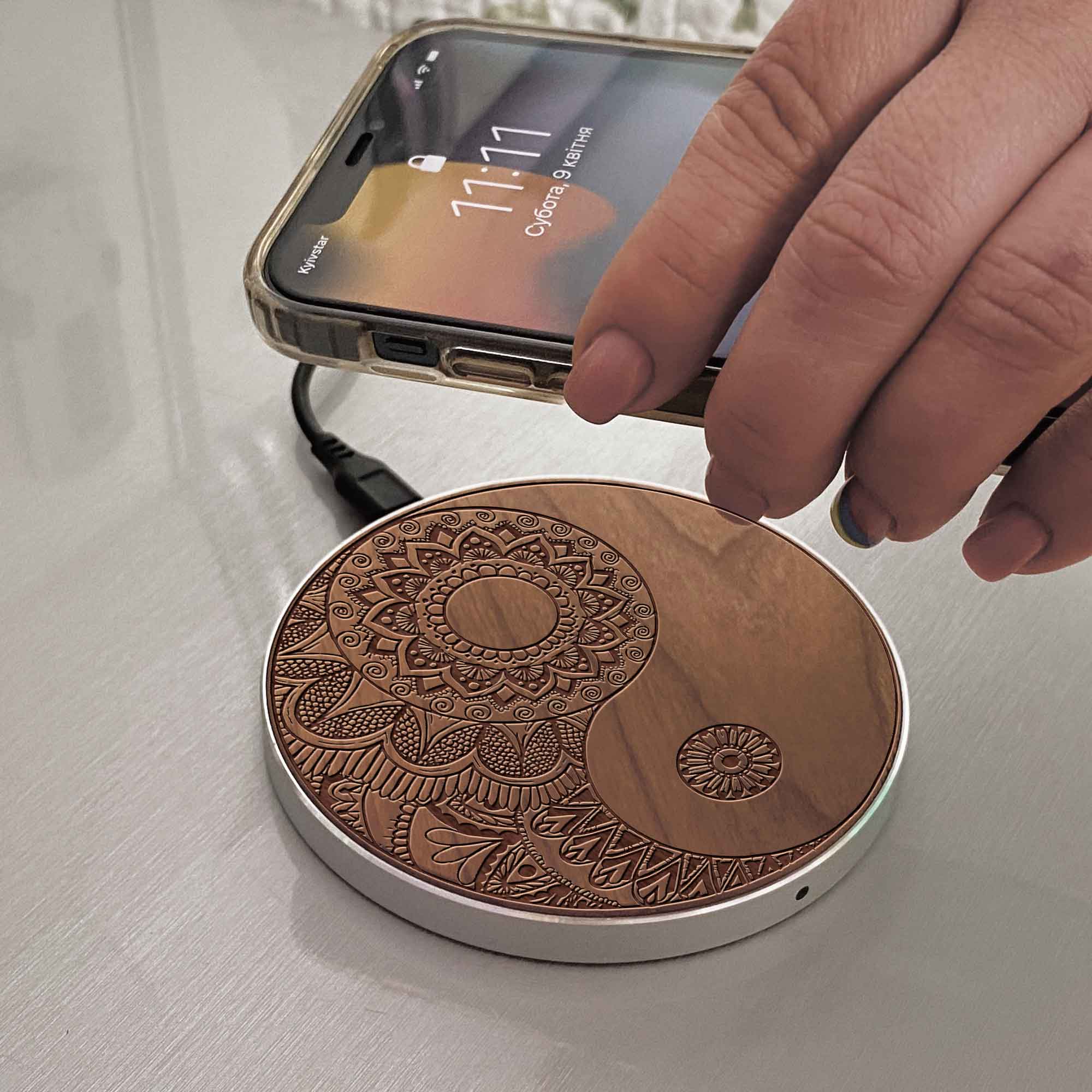 Wireless Fast Charger engraving Yan_Yong